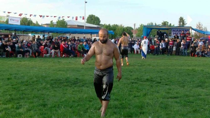 Sezonun İlk Yağlı Güreşlerinde Başpehlivan İ̇smail Koç Oldu