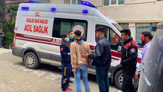 Bayram Günü Komşular Birbirine Girdi, Anne Ve Oğlu Yaralandı