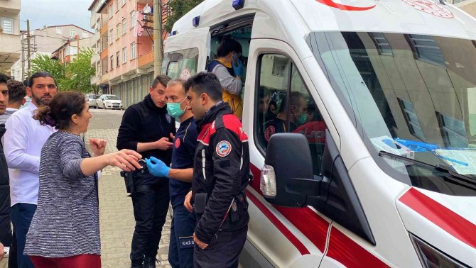 Bayram Günü Komşular Birbirine Girdi, Anne Ve Oğlu Yaralandı
