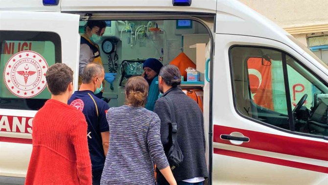Bayram Günü Komşular Birbirine Girdi, Anne Ve Oğlu Yaralandı