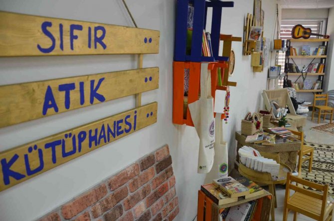 Bu Kütüphanedeki Her Eşya Atık Malzemelerden Yapıldı