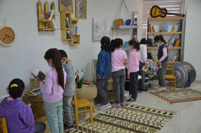 Bu Kütüphanedeki Her Eşya Atık Malzemelerden Yapıldı
