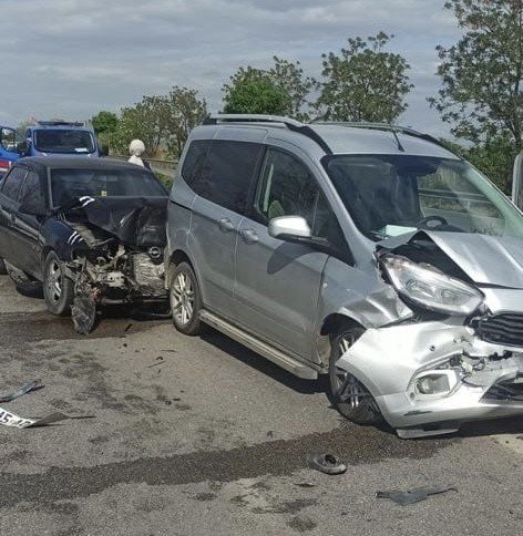 Manisa’da 3 Araç Birbirine Girdi: 5 Yaralı