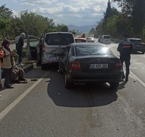 Manisa’da 3 Araç Birbirine Girdi: 5 Yaralı