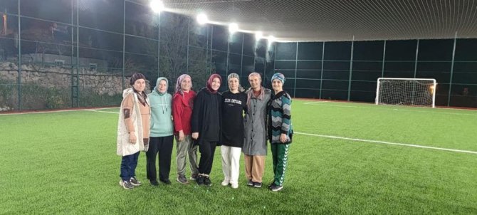 Manisalı Kadınlar Bayramda Halı Sahada Buluştu