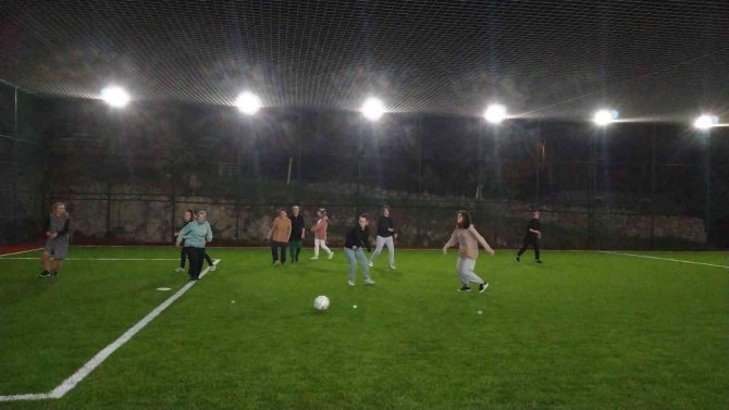 Manisalı Kadınlar Bayramda Halı Sahada Buluştu