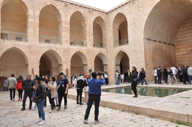 Mardin’de Tarihi Mekanlar, Caddeler Ve Meydan Doldu Taştı
