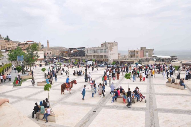 Mardin’de Tarihi Mekanlar, Caddeler Ve Meydan Doldu Taştı