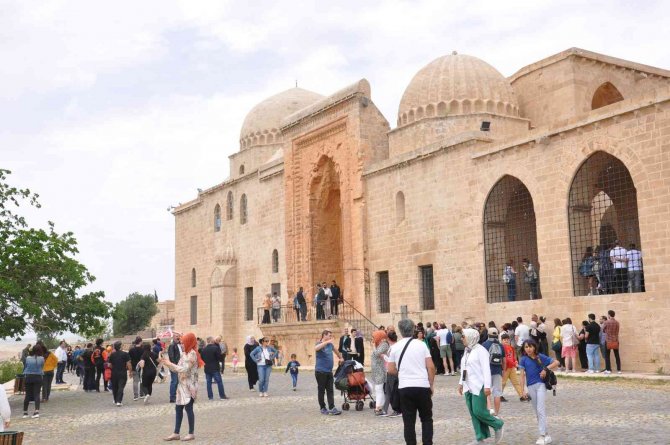 Mardin’de Tarihi Mekanlar, Caddeler Ve Meydan Doldu Taştı