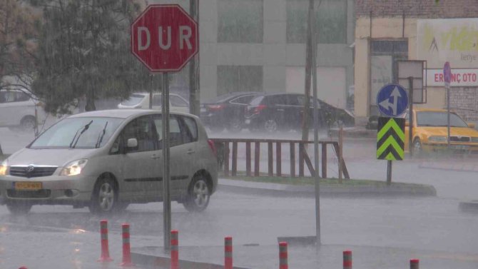 Kayseri’de Sağanak Yağış Etkili Oldu
