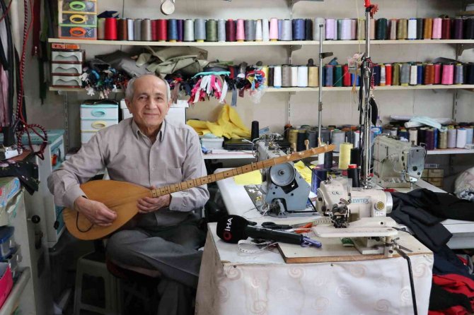 Bir Elinde Bağlaması, Diğer Elindeki İğnesine Ömrünü Adadı