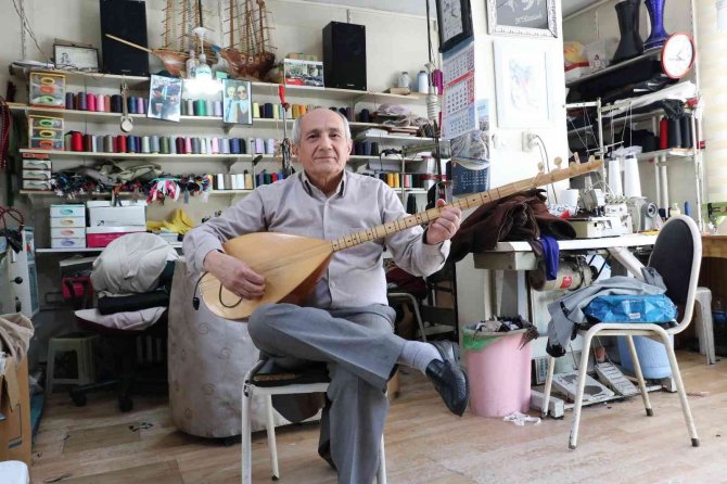 Bir Elinde Bağlaması, Diğer Elindeki İğnesine Ömrünü Adadı