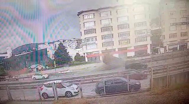 Pendik E-5’te Minibüsün Bariyerlere Çarparak Taklalar Attığı Kaza Kamerada