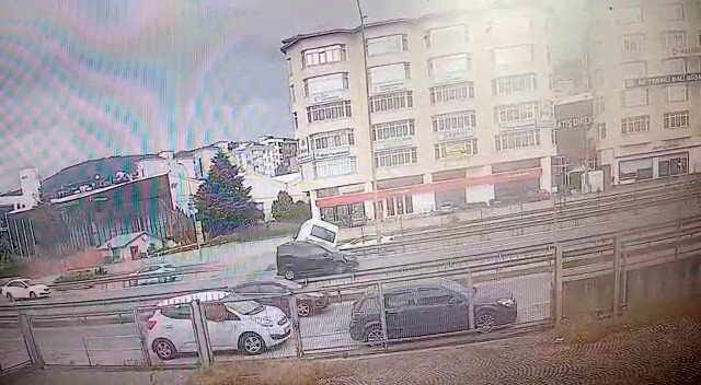 Pendik E-5’te Minibüsün Bariyerlere Çarparak Taklalar Attığı Kaza Kamerada