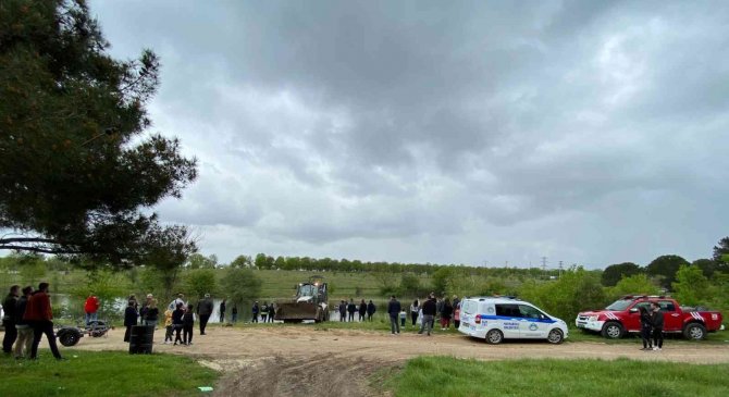 Tekirdağ’da Bağlı Olduğu Arabasıyla Gölete Düşen At Boğuldu