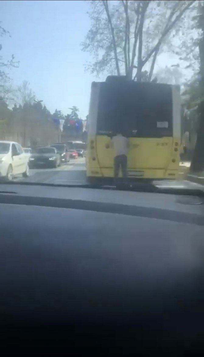 Otobüse Tutunarak Kayan Patenli Genç Yürekleri Ağza Getirdi