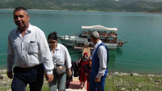 Kozan Barajında Tatilin Keyfini Çıkardılar