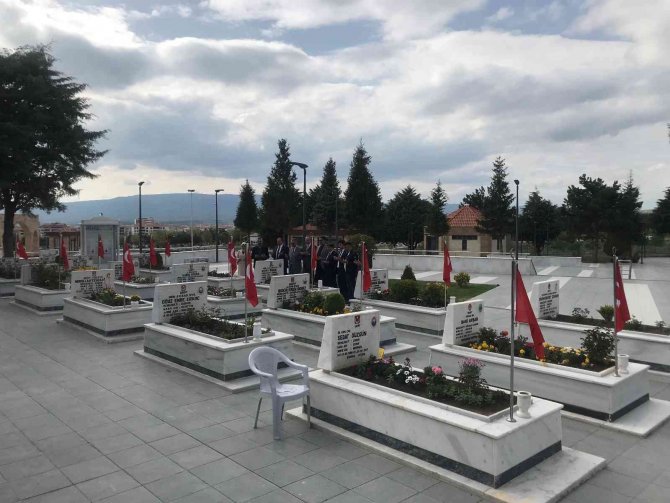 Bayramlaşmak İçin Toplanan Ak Partiler Şehitliği Ziyaret Etti