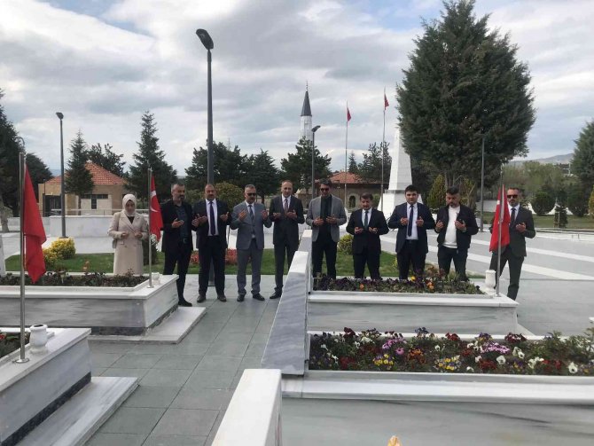 Bayramlaşmak İçin Toplanan Ak Partiler Şehitliği Ziyaret Etti
