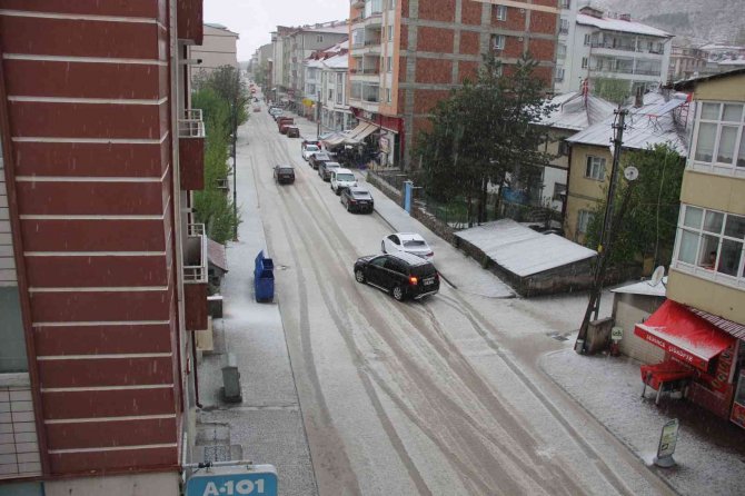 Sivas’ta Dolu Yağışı Etkili Oldu, Kent Beyaza Büründü