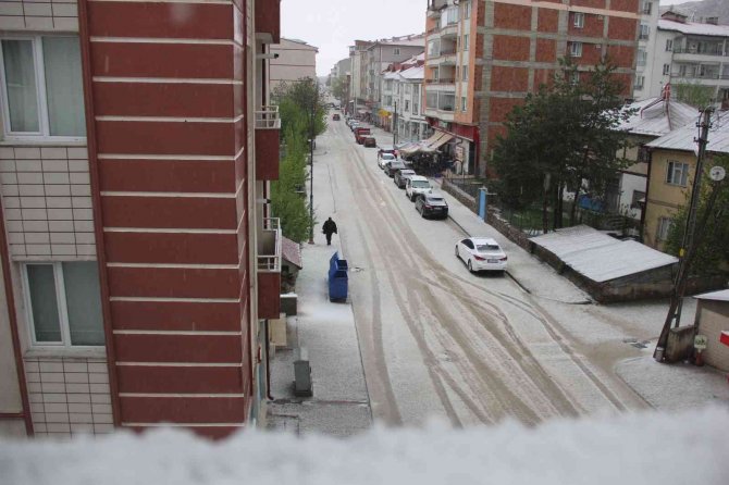 Sivas’ta Dolu Yağışı Etkili Oldu, Kent Beyaza Büründü
