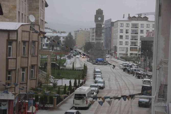 Sivas’ta Dolu Yağışı Etkili Oldu, Kent Beyaza Büründü