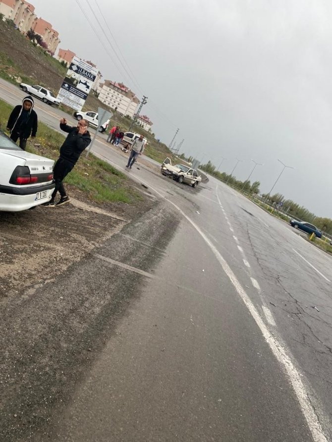 Sivas’ta İki Otomobil Çarpıştı: 5 Yaralı