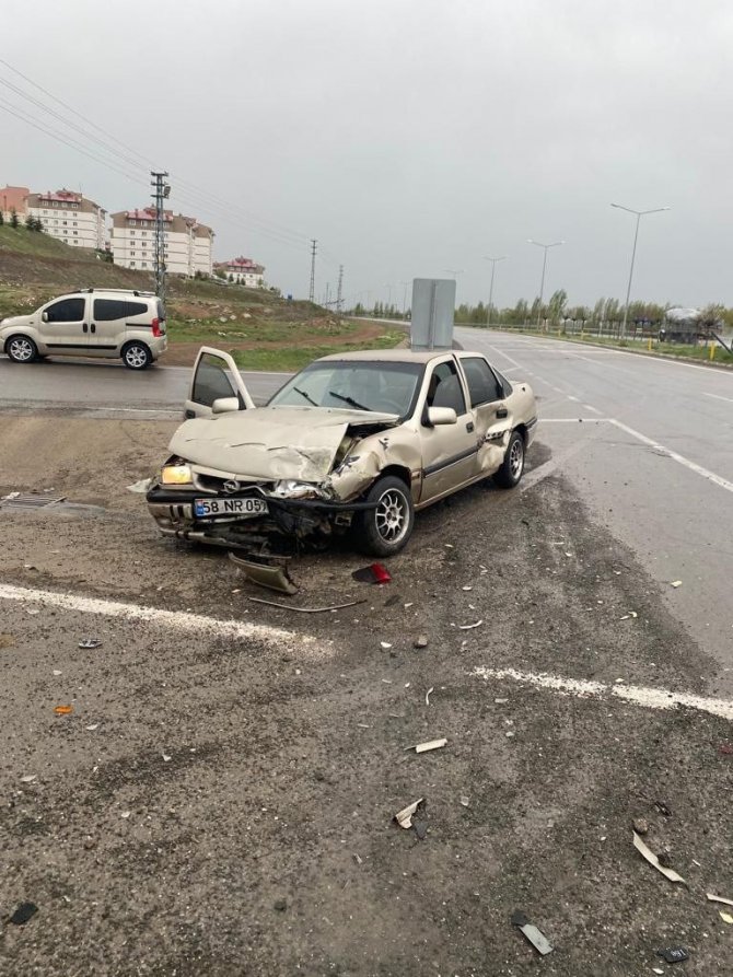 Sivas’ta İki Otomobil Çarpıştı: 5 Yaralı