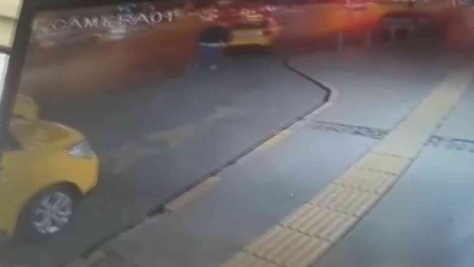 Taksiyi Kaçırdı, 5 Araca Çarptı: 2 Yaralı