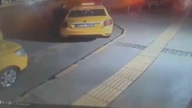 Taksiyi Kaçırdı, 5 Araca Çarptı: 2 Yaralı