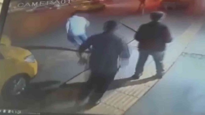 Taksiyi Kaçırdı, 5 Araca Çarptı: 2 Yaralı