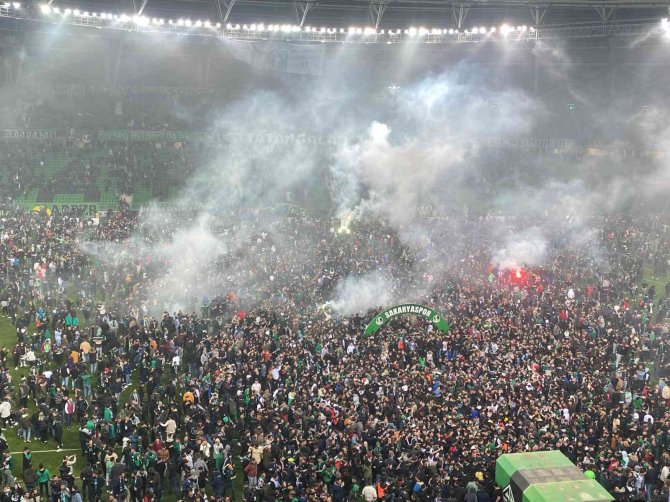 Taraftarların Şampiyonluk Coşkusu Sakaryaspor’u Pfdk’ya Sevk Ettirdi