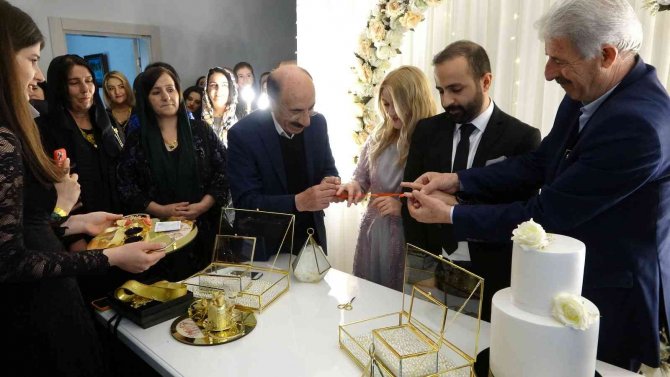 Ukranya-rusya Savaşı Nedeniyle Nişan Törenlerini Yüksekova’da Gerçekleştirdiler