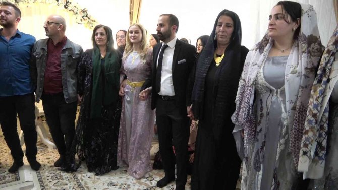 Ukranya-rusya Savaşı Nedeniyle Nişan Törenlerini Yüksekova’da Gerçekleştirdiler