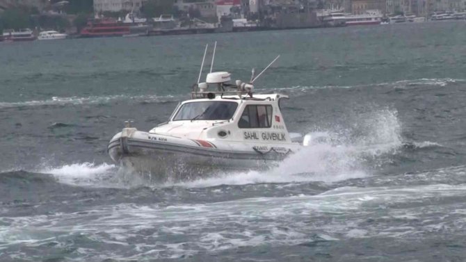 Üsküdar’da Fotoğraf Çekerken Denize Düşen Genç Akıntıda Kayboldu