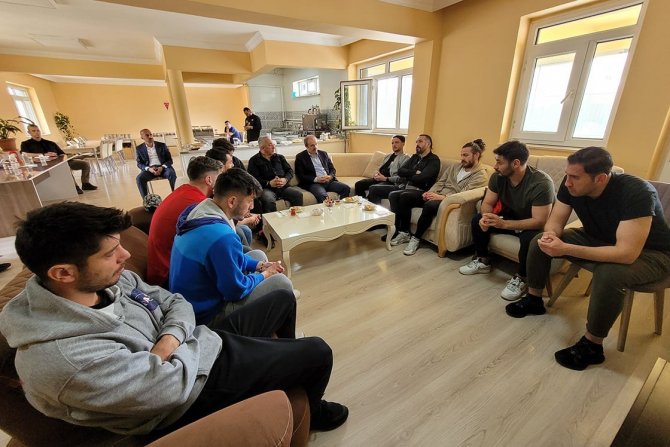 Vali Epcim, Bayburt Özel İ̇dare Spor Futbolcularıyla Bayramlaştı