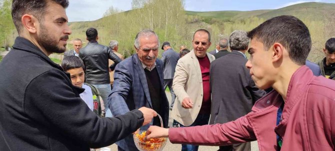 Gevaş’ta Maskesiz Mesafesiz Bayram Sevinci