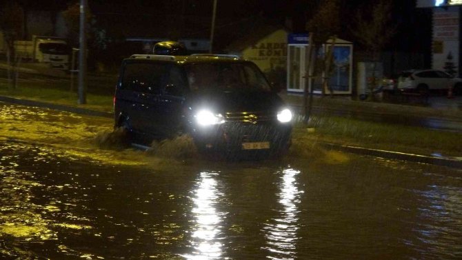 Yozgat’ta Sağanak Yağış Nedeniyle Ulaşımda Aksamalar Oldu