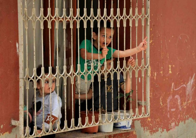 Çocuklardan Birini Dövüp Sokağa Attı, 4’ünü Eve Kilitleyip Cezaevine Gitti