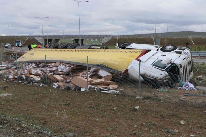 Mobilya Malzemesi Yüklü Tır Şarampole Devrildi: 1 Ölü