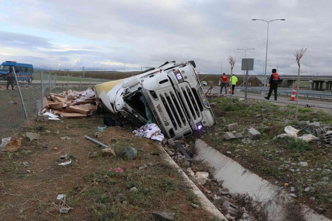 Mobilya Malzemesi Yüklü Tır Şarampole Devrildi: 1 Ölü