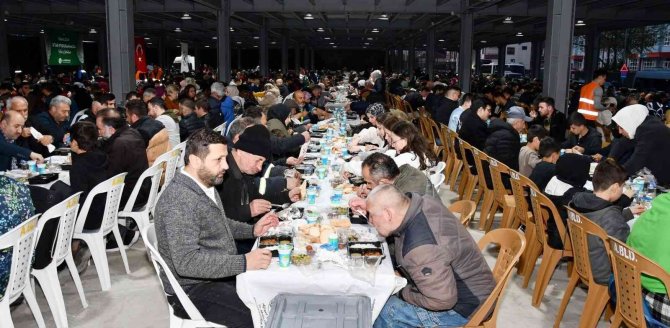 Altınova Belediyesi İlçe Halkını İftar Sofralarında Buluşturdu