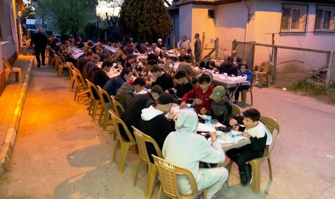 Altınova Belediyesi İlçe Halkını İftar Sofralarında Buluşturdu