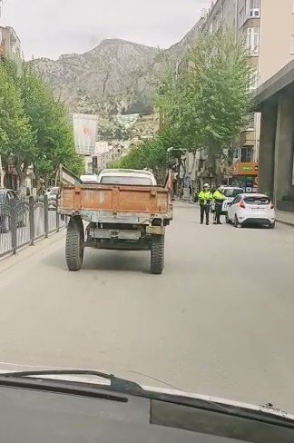 Traktör Römorku Takılı Minibüsün Tehlikeli Yolculuğu Kamerada
