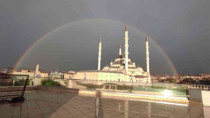 Ankara’da Yağmur Sonrası Kartpostallık Gökkuşağı Görüntüsü