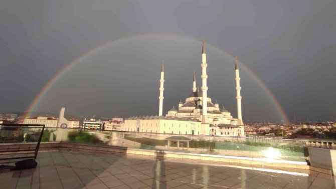 Ankara’da Yağmur Sonrası Kartpostallık Gökkuşağı Görüntüsü
