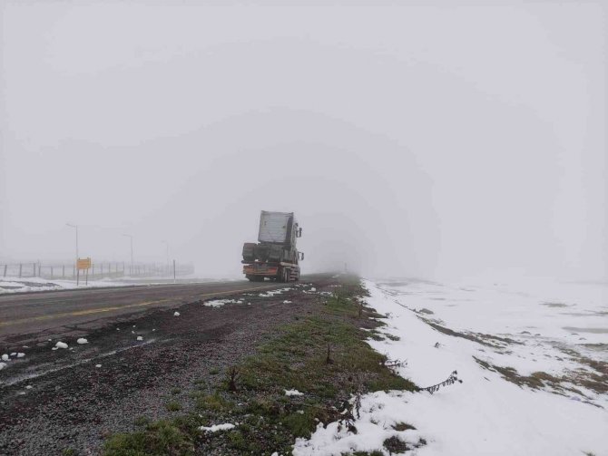 Sahara Geçidi’nde Kar Ve Sis Etkili Oluyor