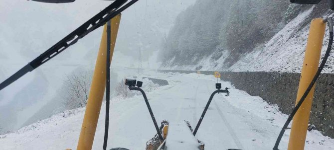 Artvin’de Mayıs Ayında Yağan Kar 6 Köyün Yolunu Kapattı