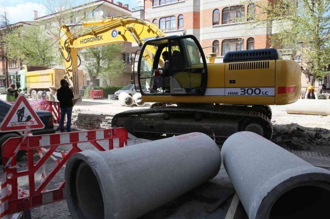 Aski̇’den Hürriyet Caddesi’nde Su Taşkınlarına Son Verecek Çalışma