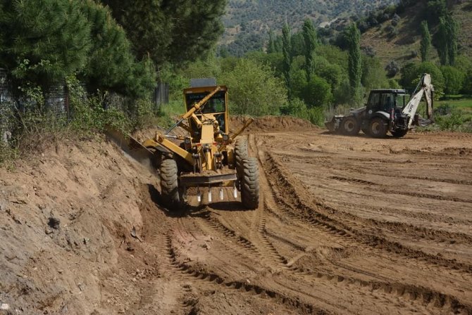 Köşklü Gençler İçin Sentetik Halı Saha Çalışmaları Başladı